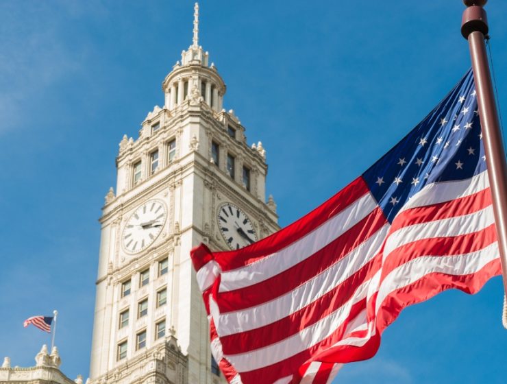 teagul SUA în fața unui turn istoric - blog Exact Travel despre Visa Waiver