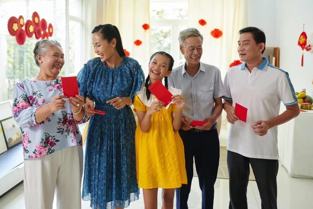 Oameni din Vietnam pregatindu-se pentru festivalul Tết