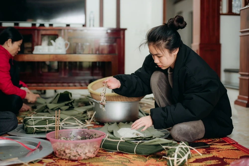 Oameni bucurându-se de experiența unică a festivalului Tết în Vietnam