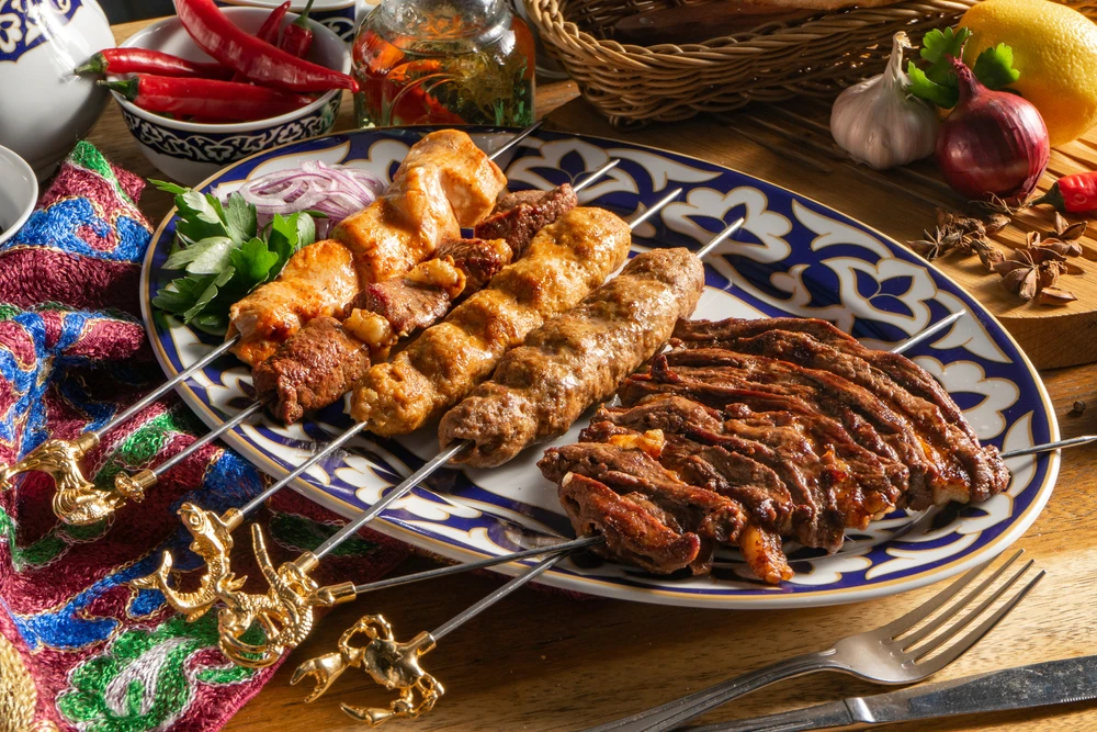 Shashlik uzbec traditional servit la mesele festive
