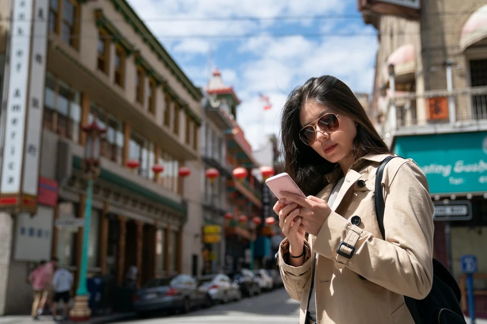 turista in china cauta informatii pe telefon