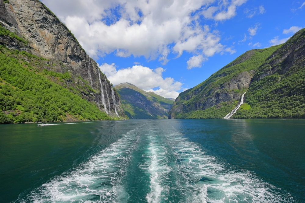 Cascade spectaculoase in apropierea unui fiord norvegian