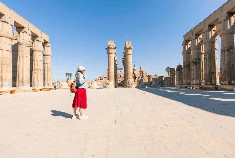 Turist explorand Egiptul intr-un circuit clasic