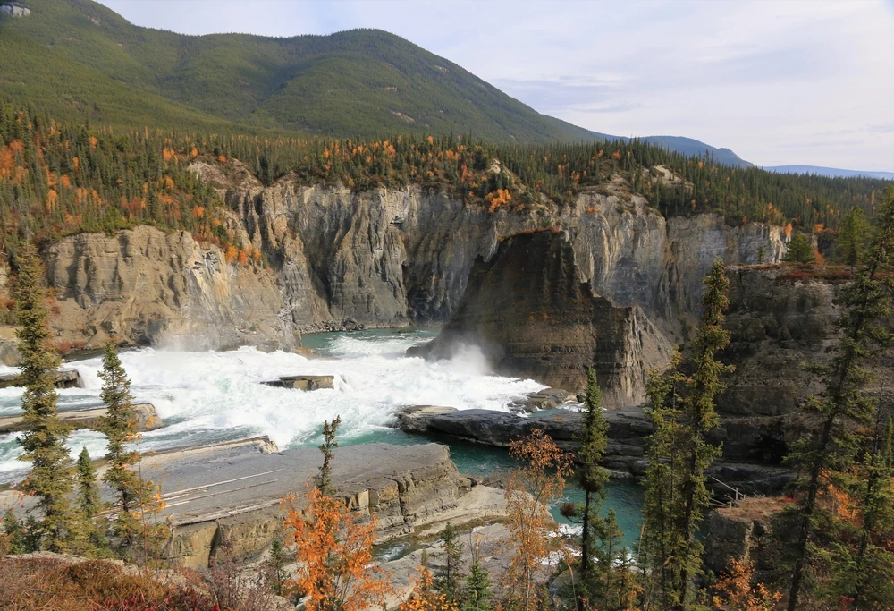 Peisaj salbatic din Rezervatia Nahanni