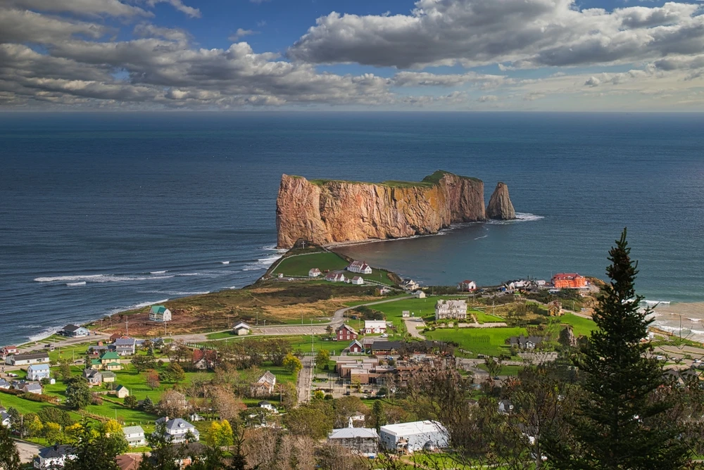 Vedere a coastei de pe Peninsula Gaspé
