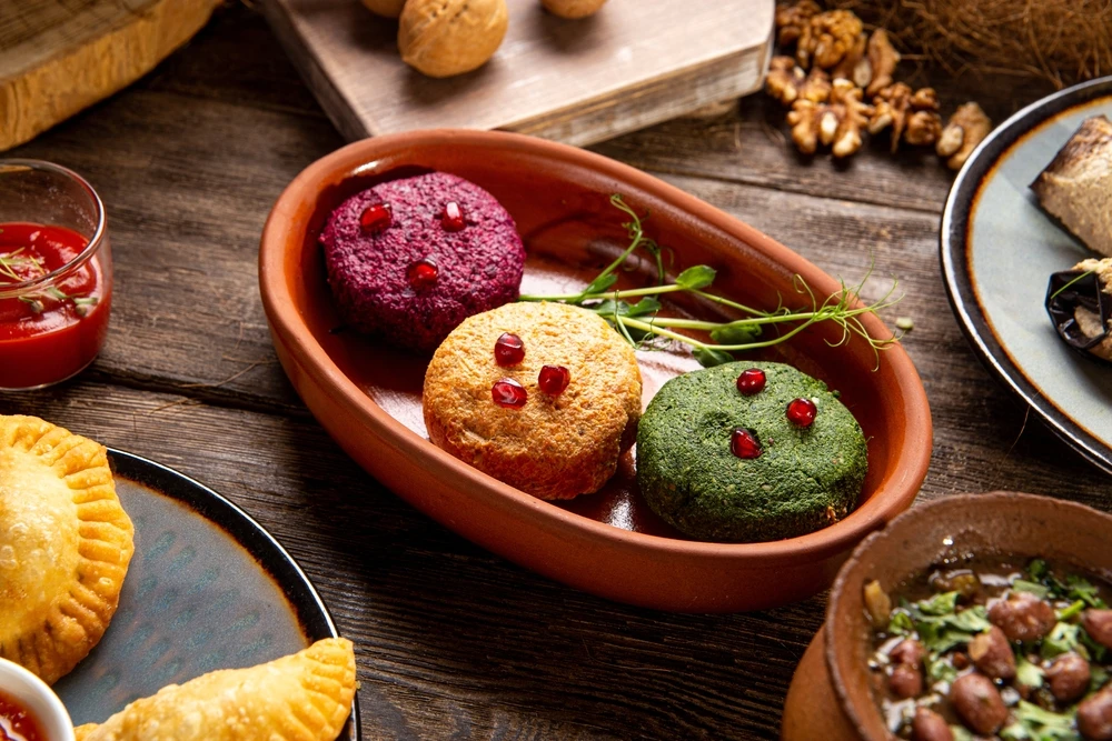 Pkhali aperitivul colorat al bucatariei georgiene