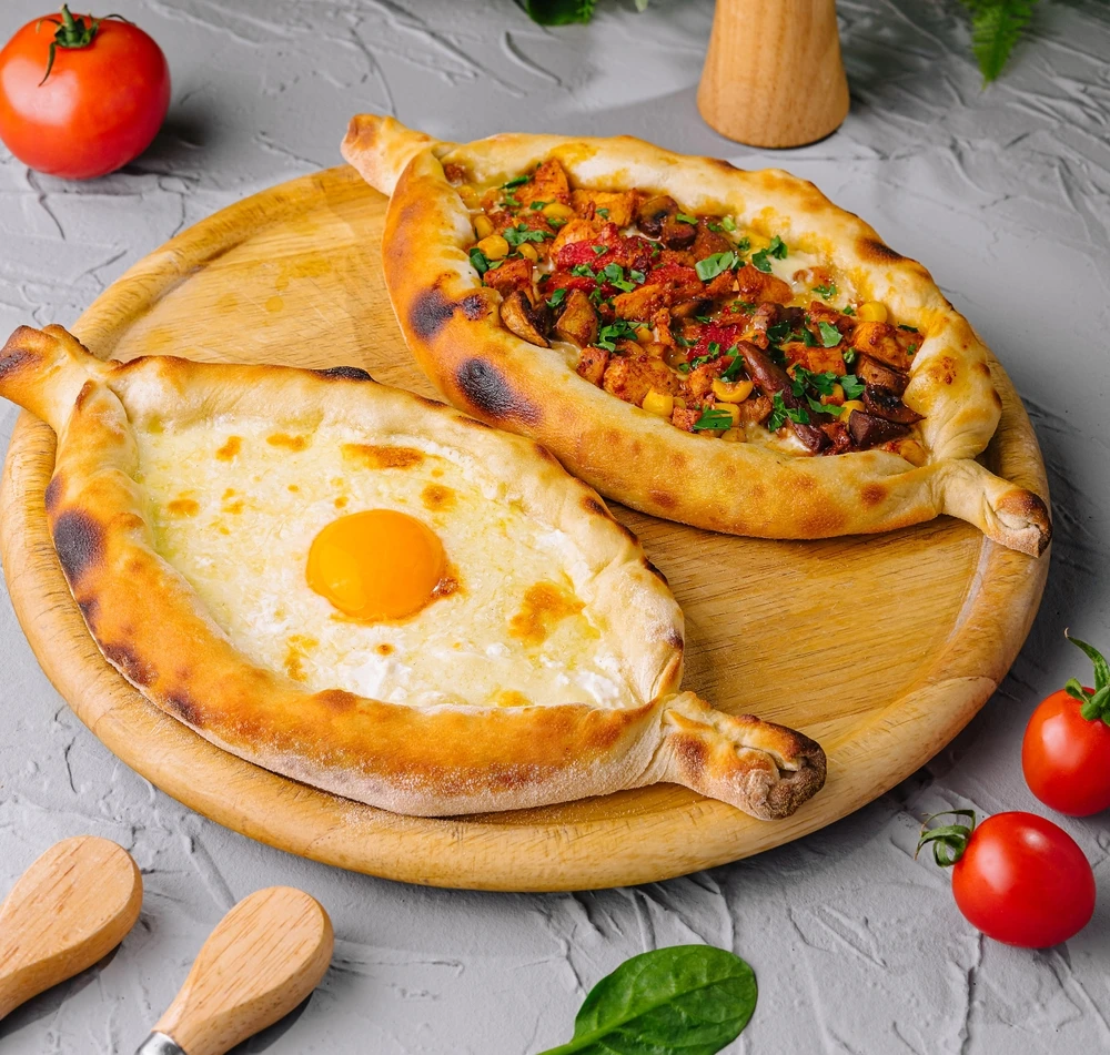 Khachapuri paine umpluta cu branza din Georgia