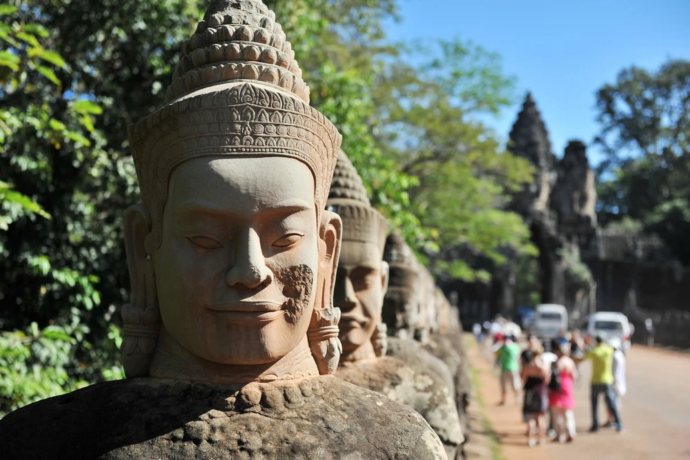 Grup de turisti vizitand Angkor Wat