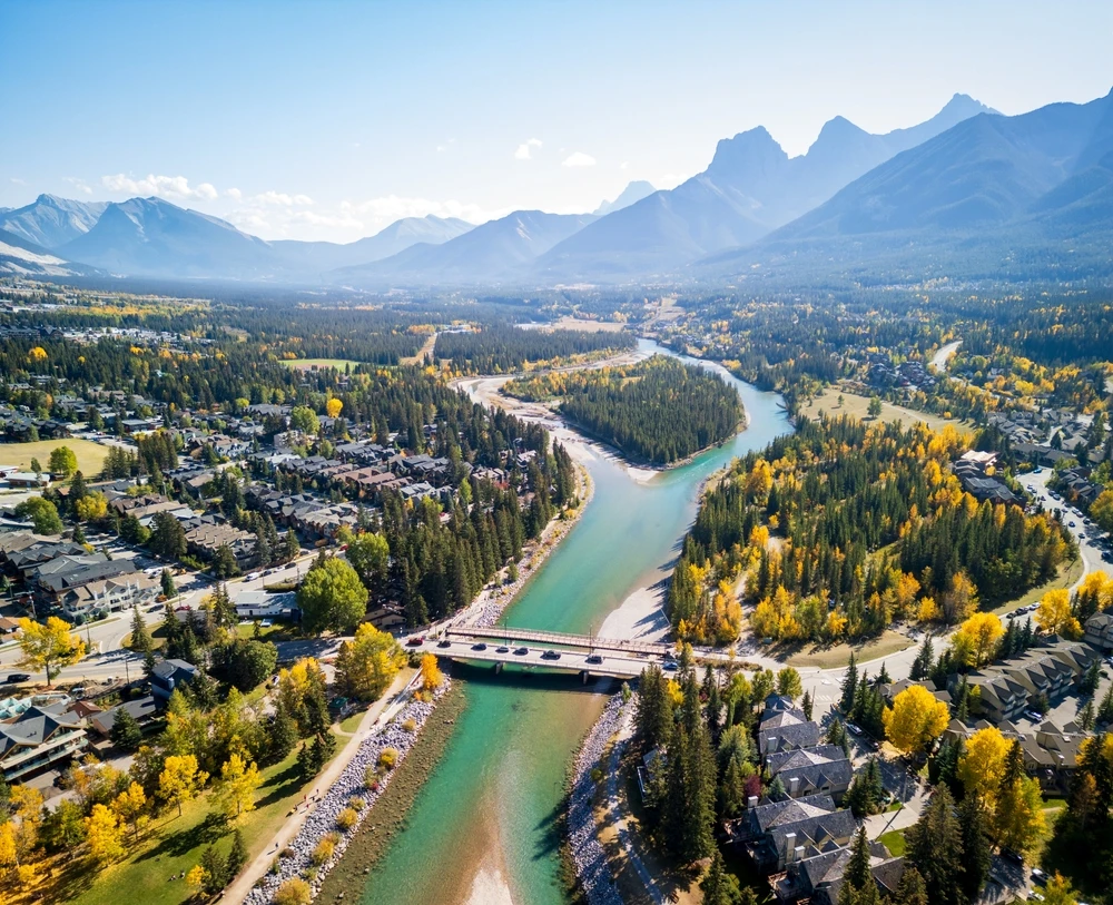 Muntii Stancosi vazuti din Calgary sau Canmore