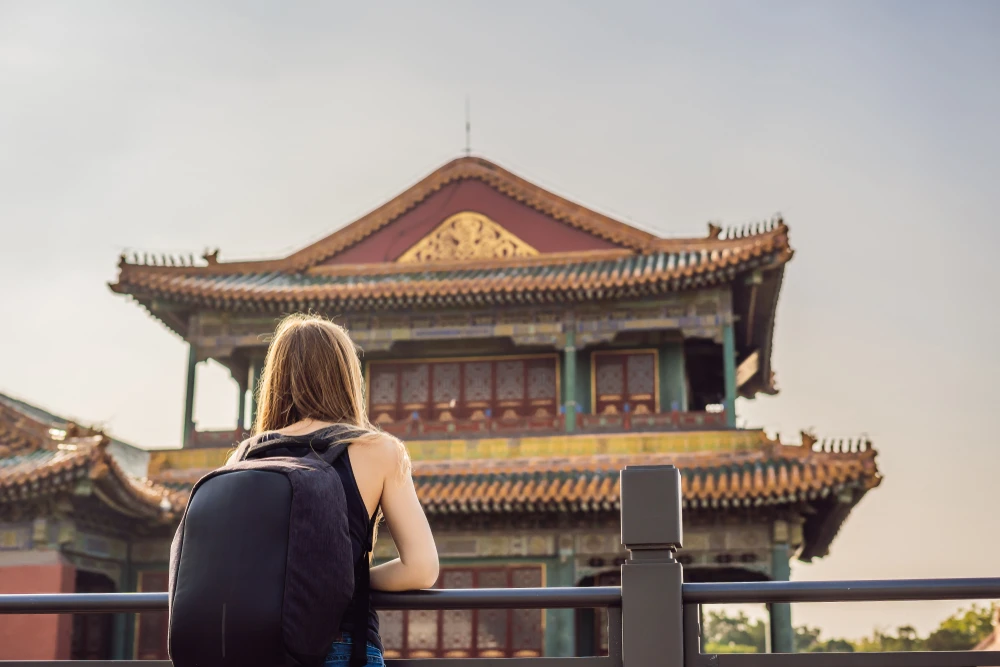 turist in fata unui templu chinezesc