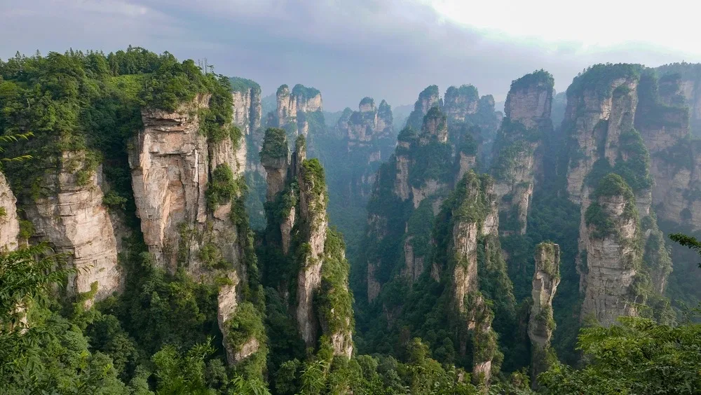 Muntii Zhangjiajie din China denumiti si Muntii Avatar