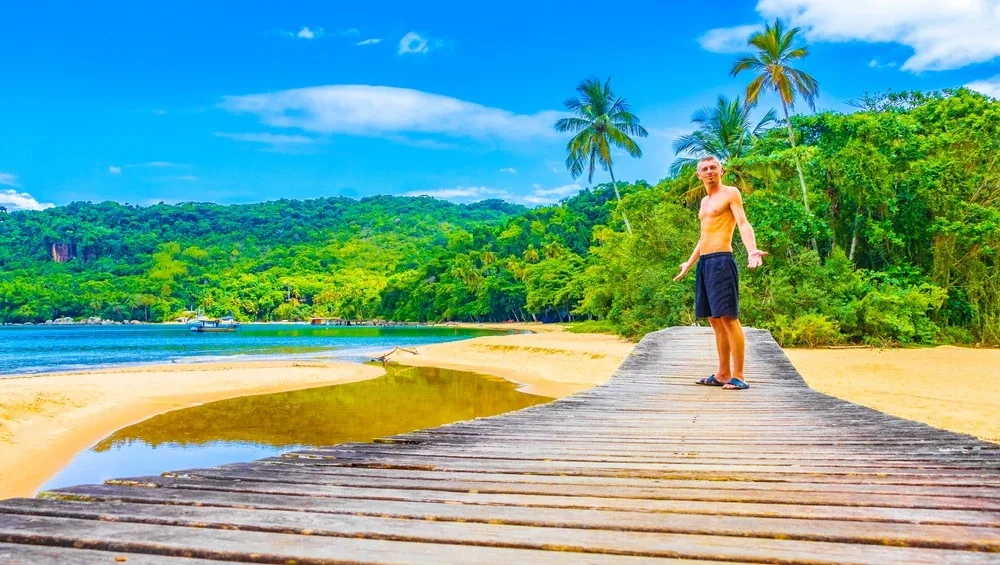 turist pe plaja in America de Sud