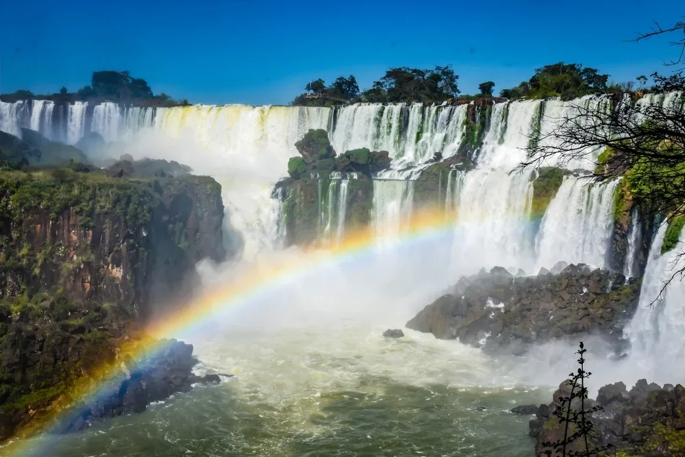 cascada iguazu la granita dintre argentina si brazilia