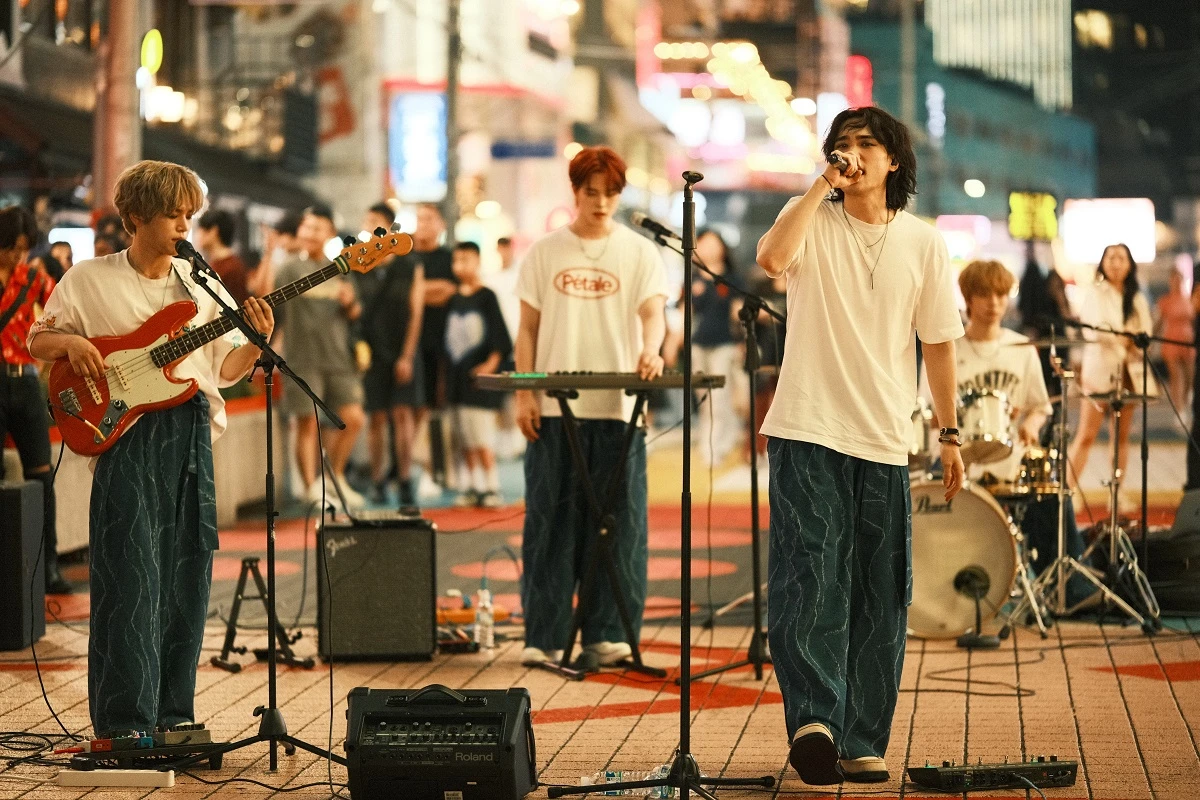 artisti k pop pe strada in seoul artisti k pop pe strada in seoul