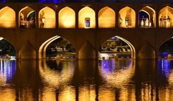 Iran: o poveste de iubire. Negustori bogați și un oraș cât toată lumea