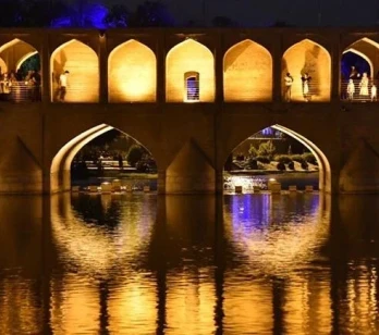 Iran: o poveste de iubire. Negustori bogați și un oraș cât toată lumea
